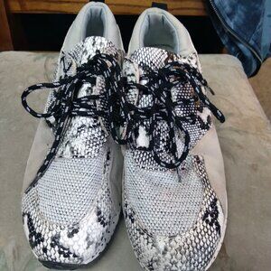 Womens shoes, Sneakers, Light weight shoes